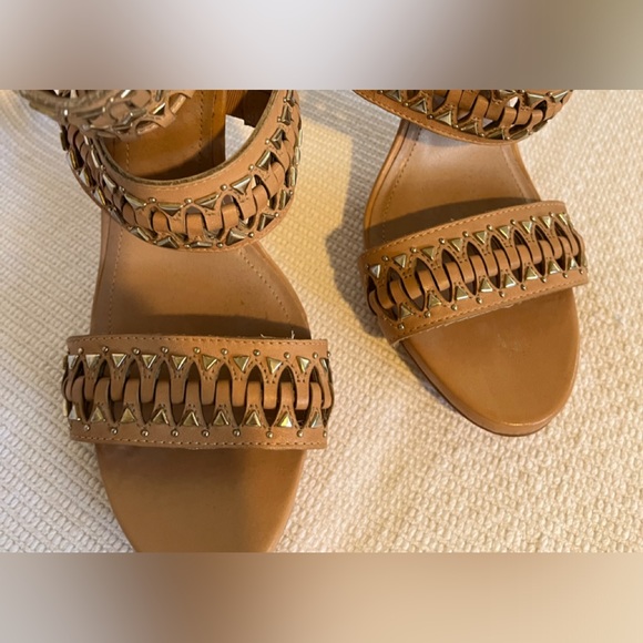 VINCE CAMUTO SEXY STUD SANDAL SIZE 9 - Picture 2 of 9